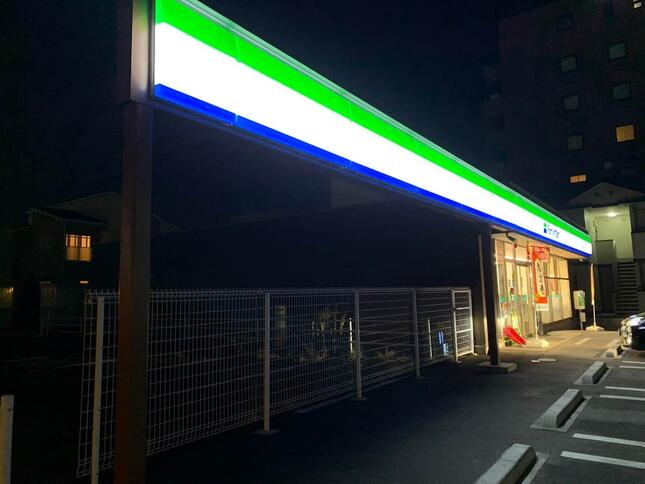 コンビニの「長ーーーい看板」が話題、建物はみ出し支柱使う　一体何のため？本社に聞く設置理由