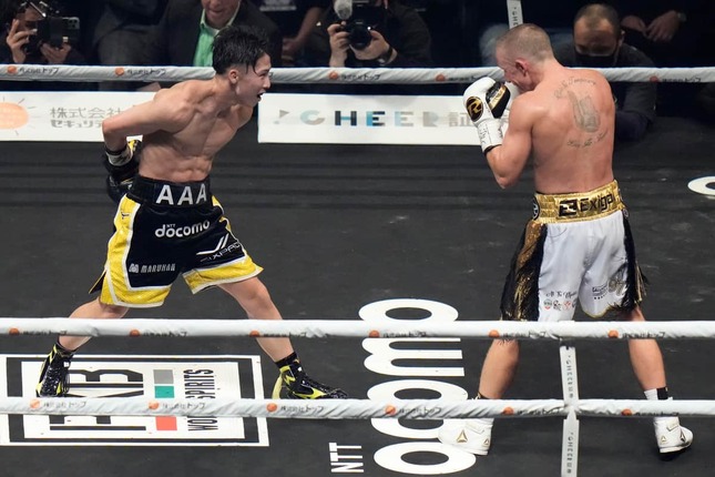 井上尚弥選手（左）とポール・バトラー選手（写真：AP/アフロ）
